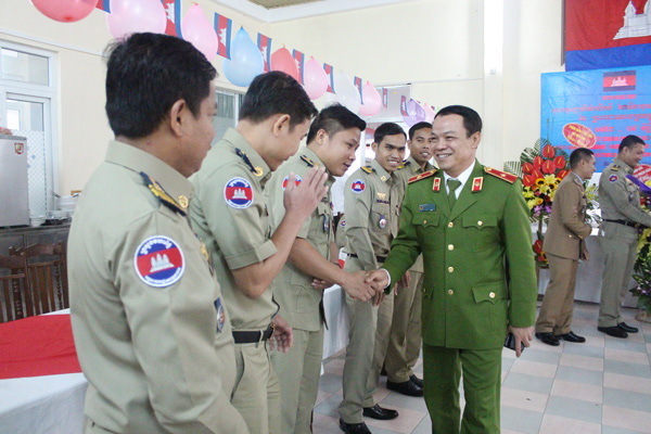 Major General, Assoc.Prof.Dr Dang Xuan Khang congratulated the Cambodian students